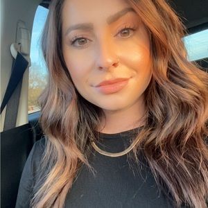 Meet your Posher, Lora